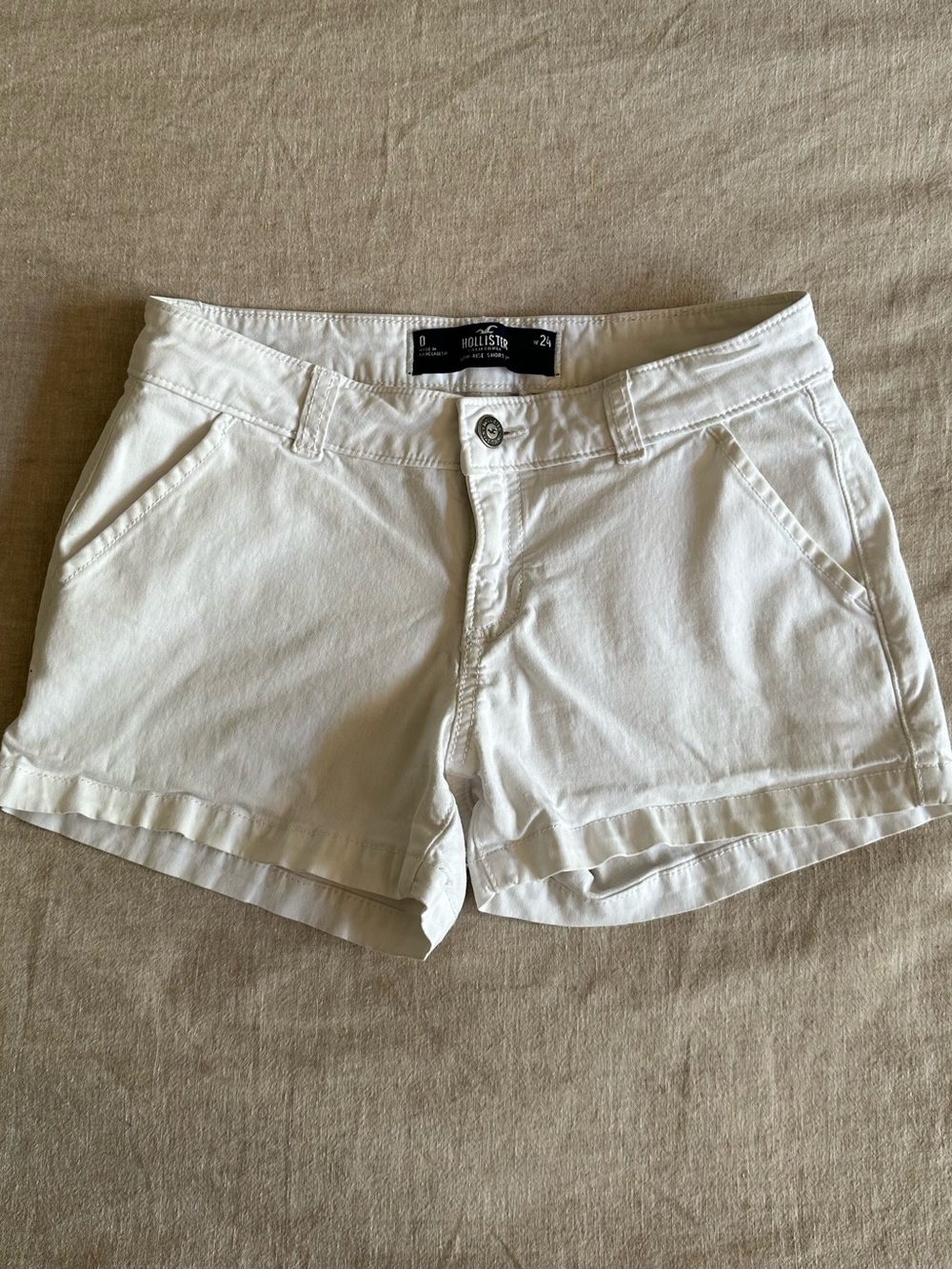 White Hollister Low-Rise Shorts 3”